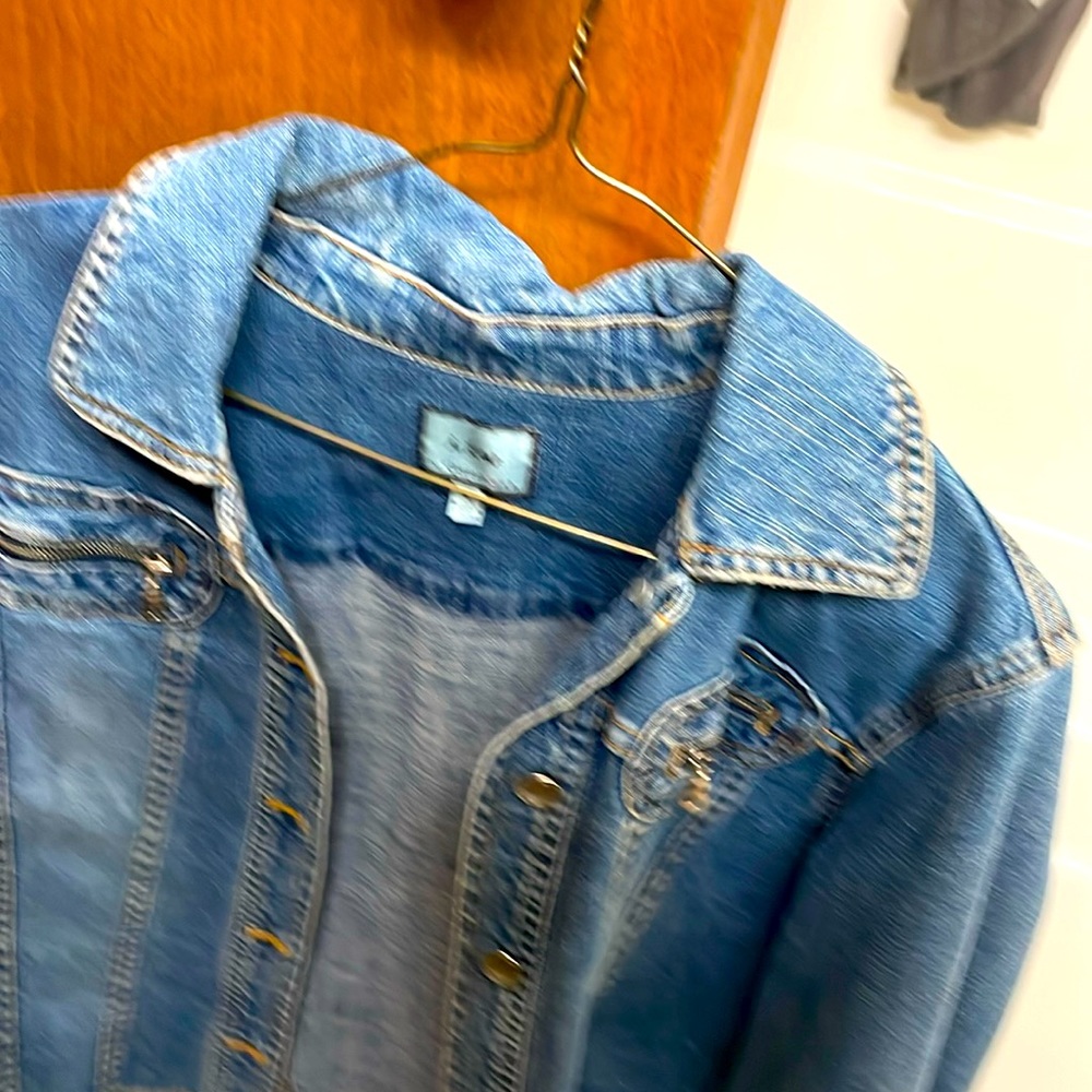 Blue jeans jacket . 2 fake zipper pockets . Button cuffs .